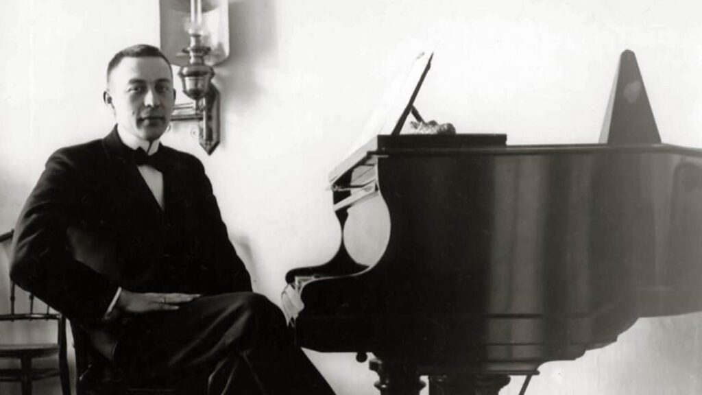Sergei Rachmaninov vid sin flygel